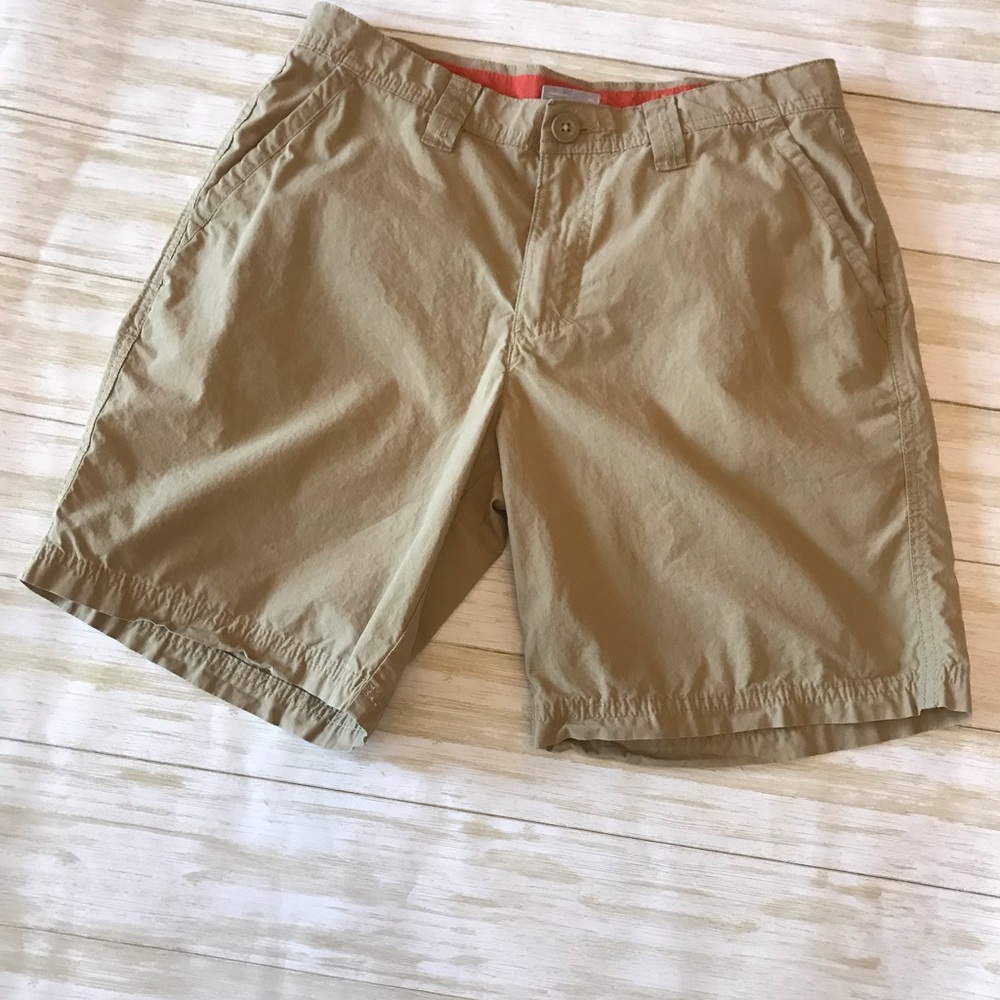 Columbia Women’s khaki shorts preowned size 30 inseam 8 inches